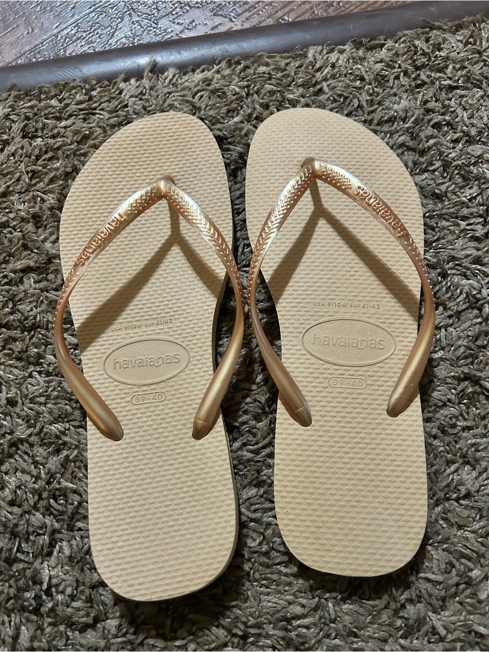 Top Logo Metallic Gold Havaiana Flip Flops; size women’s 9/10